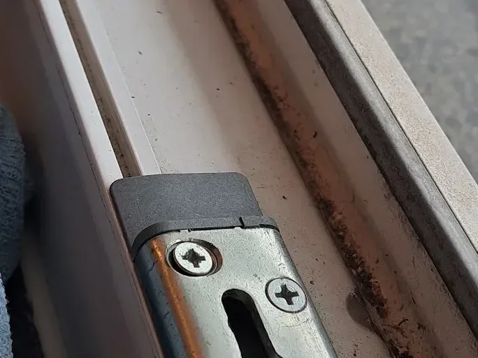 Derselbe Fensterfalz vorher: verharzter Schmutz im Falz und am Beschlag