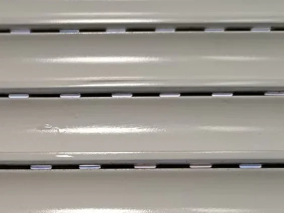 Derselbe Rollladen nachher: saubere, gleichmäßig helle Lamellen