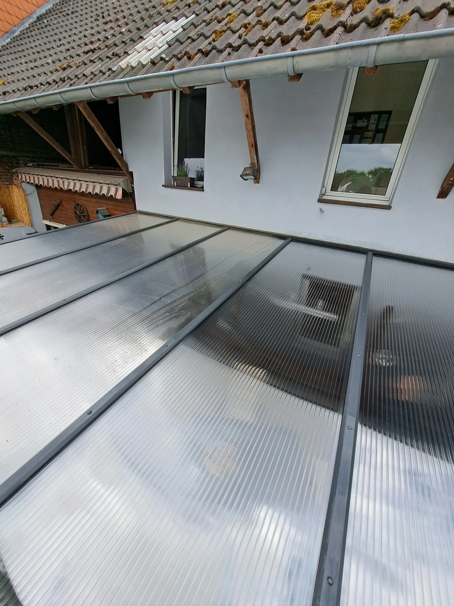 Sauber gewaschenes Terrassenglasdach und Wintergartenüberdachung