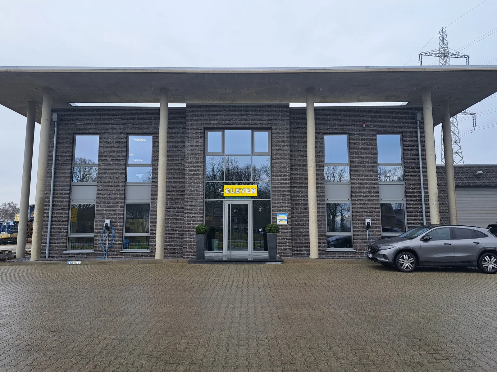 Gewerbefassade mit gereinigten Fensterflächen im Raum Selfkant