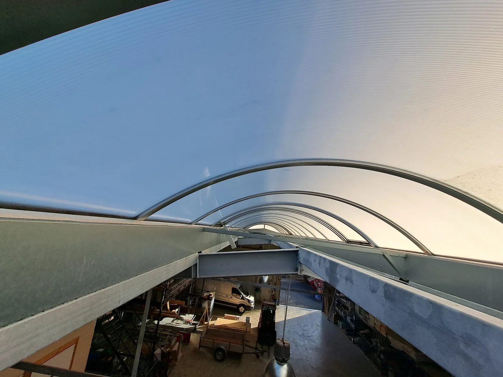 Strahlend sauberes Dachlichtband nach gründlicher Glasreinigung