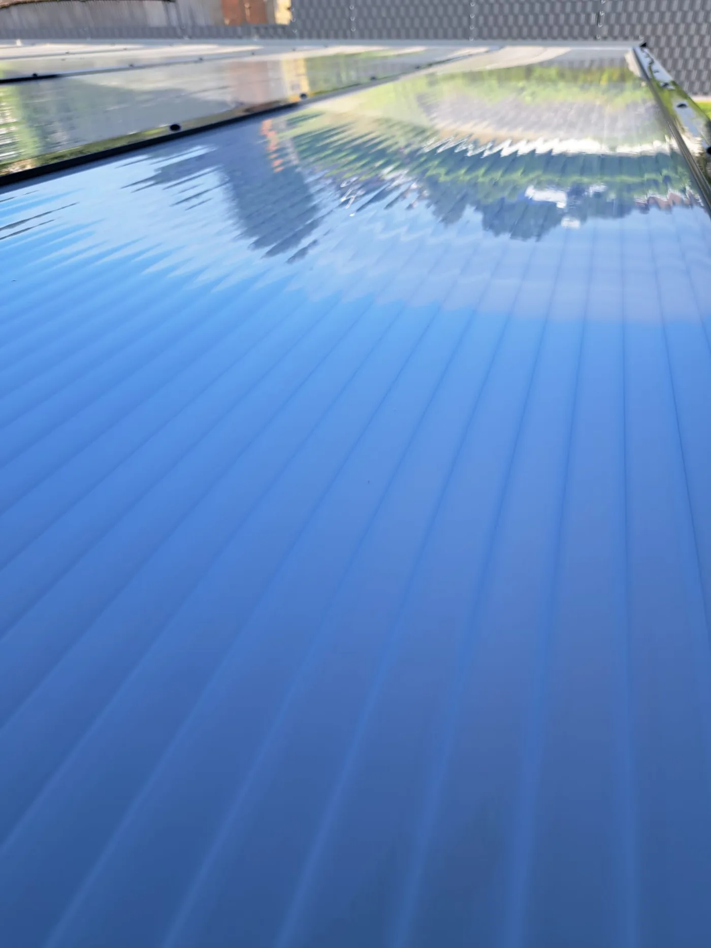 Spiegelglatte Stegplatten einer Überdachung nach der Reinigung